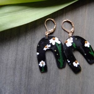 Hand Painted daisy polymer clay earrings